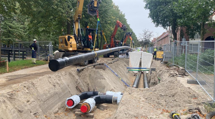 Hijsen en aanbrengen warmteleiding Amstelweg Hoorn